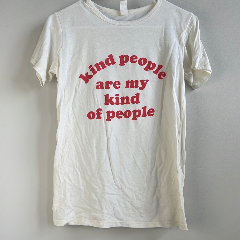 Small Graphic statement tee. Cream and red